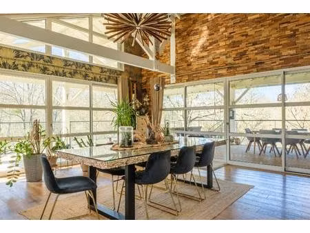 maison d'architecte avec piscine en surplomb de rivière