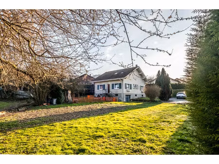 exclusivité – maison avec deux appartements sur un grand terr