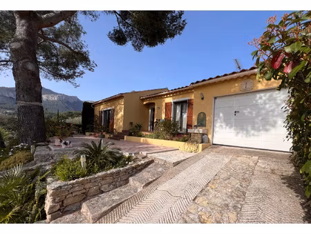 villa de plain-pied avec vue dégagée jardin méditerranéen 