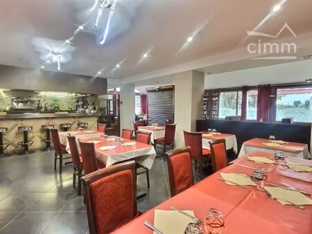 ensemble immobilier à gien : restaurant + appartements et terrasses en centre-ville