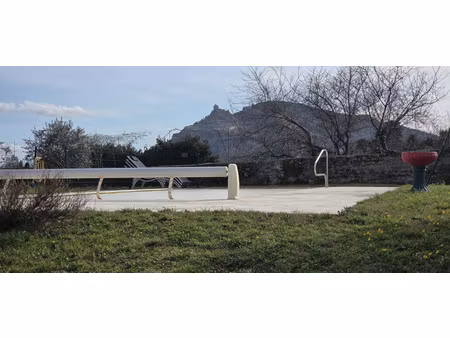 maison avec piscine et terrain