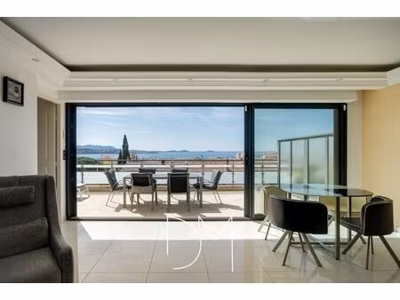 bandol à 5 minutes à pied du port bel appartement de standing piscine et pleine vue mer