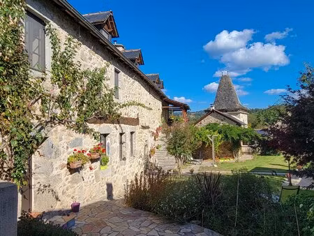 magnifique ensemble en pierre près de najac dans la campagne aveyronnaise