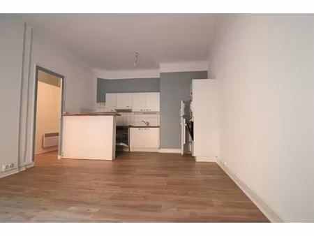 appartement t2 / traversant / terrasse / quartier saint victor 13001