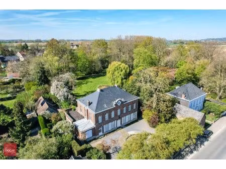zeer goed onderhouden manoir met een unieke parktuin