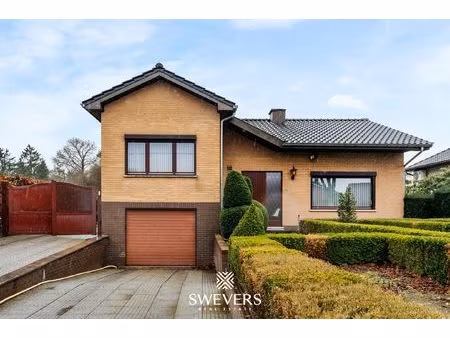 open bebouwing met drie slaapkamers op uitzonderlijk groot perceel van 1.897 m²