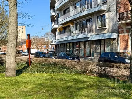 totaal gerenoveerd gelijkvloers 3 slpk-appartement op een toplocatie. garagebox optioneel!