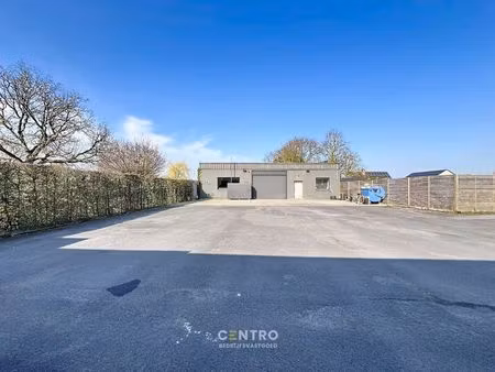 magazijnen met kantoorgedeelte  garages én ruim verhard buitenterrein  rustig gelegen in c