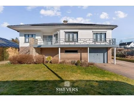 karaktervolle gezinswoning met veel potentieel op 11a 74ca te jesseren.