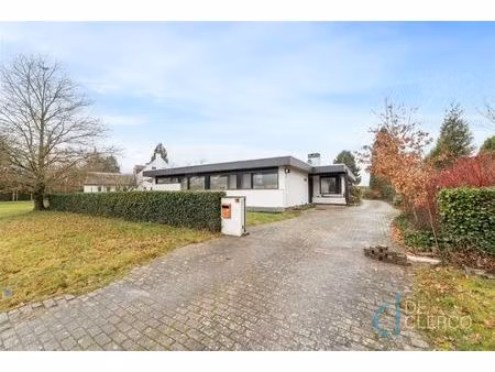 ruime bungalow met grote tuin te koop in groene omgeving!