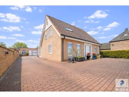 grote woning met loods in een rustige omgeving