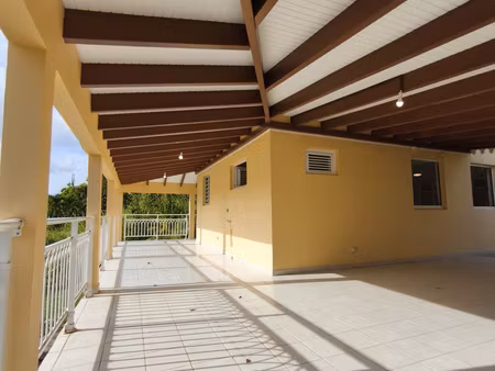 à louer villa t3 rénovée avec grande terrasse et jardin