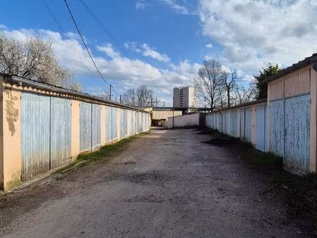 location parking macon 71000