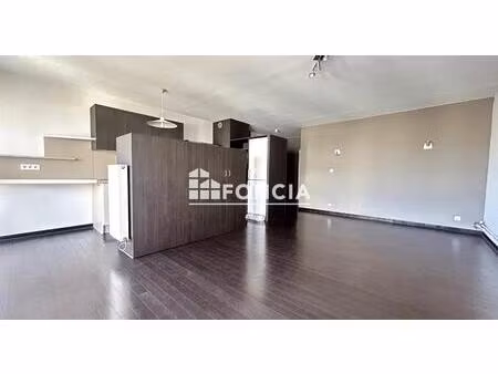 t3 traversant en eta élevé avec parking !