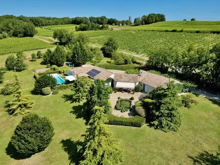 proche du golf des vigiers - magnifique propriété avec une piscine et de magnifiques vues