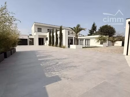 une villa qui ne ressemble à aucune autre villa contemporaine d’exception avec piscine – à