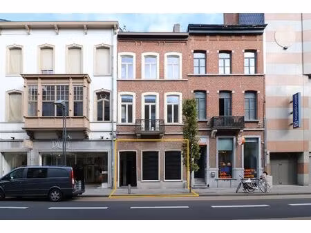 volledig vernieuwde handelszaak op ideale locatie