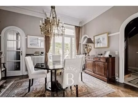 bordeaux saint- seurin - maison de 220m² - terrasse de 80 m² - cave - stationnement