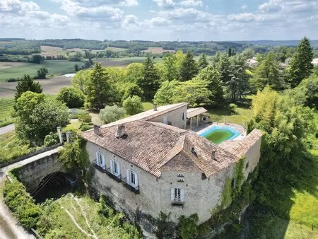 château historique avec piscine entre bordeaux et bergerac.