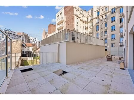 location local professionnel 268m²