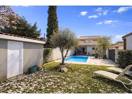 villeneuve-sur-lot belle maison de ville entièrement rénovée avec piscine  grands volumes.