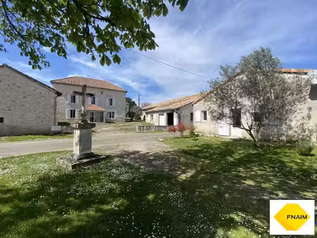 charmante maison en pierres avec dépendances
