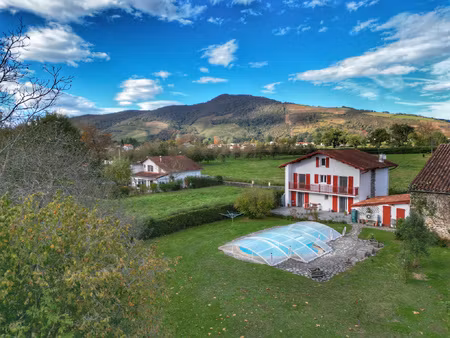 maison avec piscine à 3 minutes de saint jean pied de port