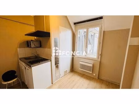 exclusivité – studette rénovée au dernier étage avec ascenseur et vue sur les toits de par