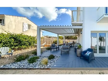 une maison tournée vers le large