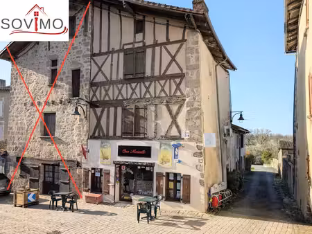 dans un jolie bourg  immeuble loué avec local commercial en activité