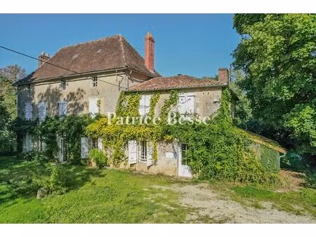 entre poitiers et angoulême  à 5 min de ruffec  une maison noble du 18e s. à réhabiliter .