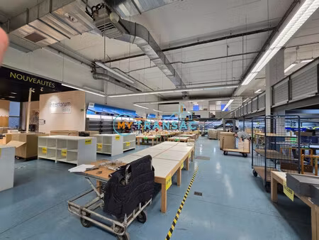 location local commercial