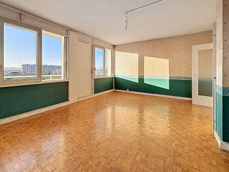 lumineux t3/t4 en étage élevé  traversant  vue dégagée  une cave