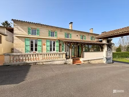 maison avec piscine  spa et dépendances sur 6340 m² à vendre à berson ? proche blaye