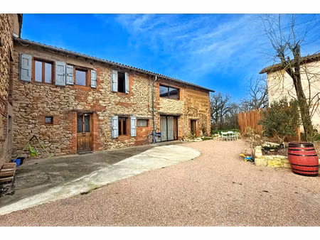 authenticité et charme : ancien corps de ferme rénové avec dépendances à brens