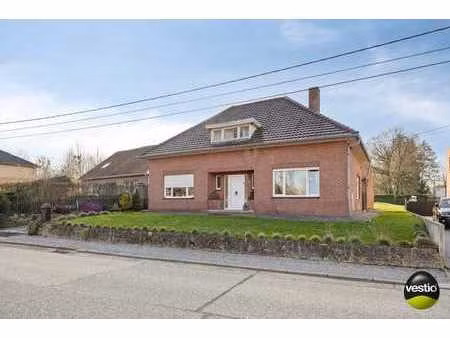 op te frissen vrijstaande woning op 9a74ca te eigenbilzen.