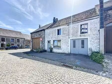 authentique maison en pierres et colombages dans le village…