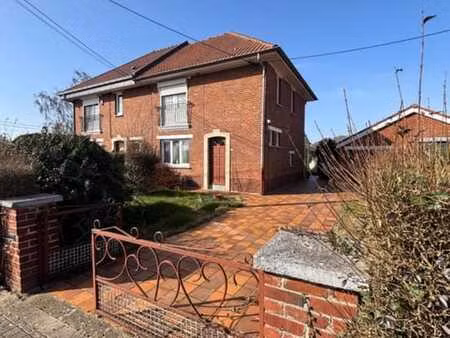 maison 3 façades avec garage à rafraichir