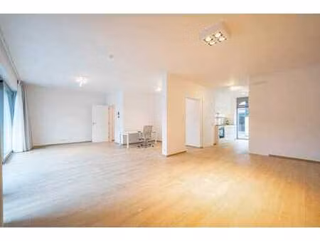 appartement 2 chambres  terrasse  jardin et parking