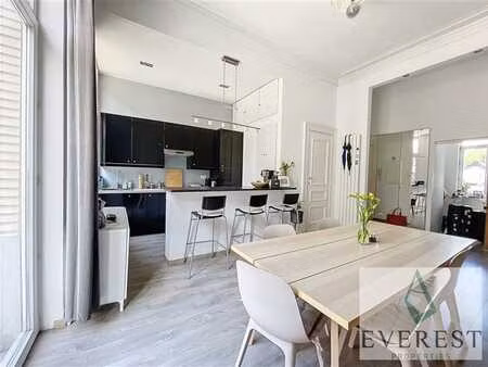 quartier châtelain! superbe appartement à vendre 2 chambres