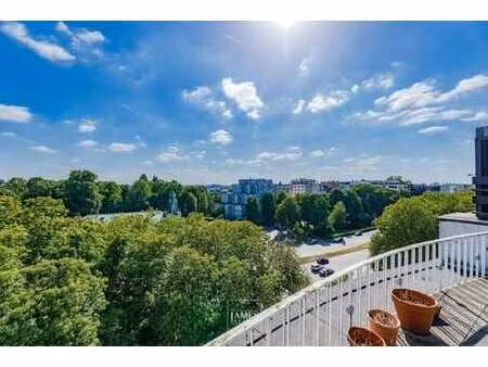 un duplex penthouse à rénover face au palais stoclet