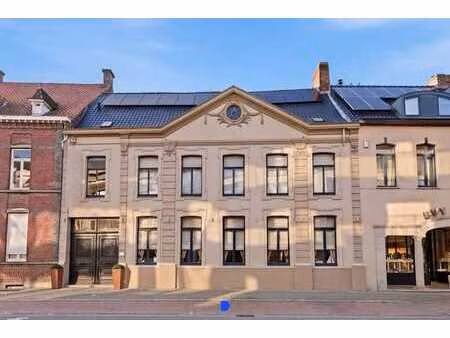 statig herenhuis in het centrum van ingelmunster