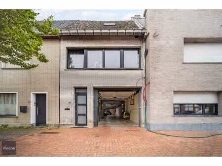 woonhuis met garage en magazijn grondoppervlakte 373 m²