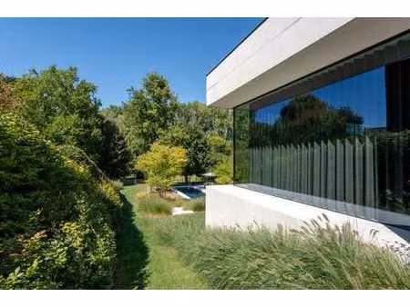 architecture pure avec des vues sereines sur l’étang