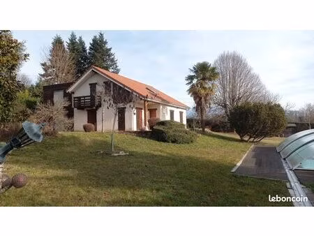 au calme  belle maison de famille de 225m² (7 chambres) sur 2328m² de terrain avec piscine