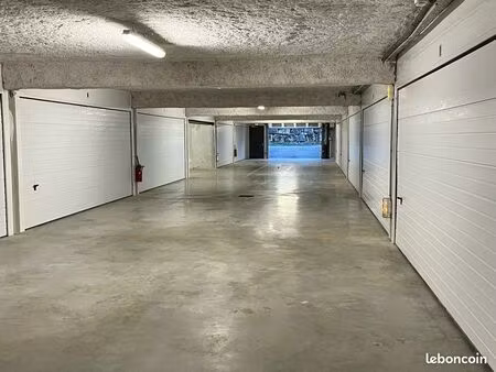 box fermé en sous-sol sécurisé