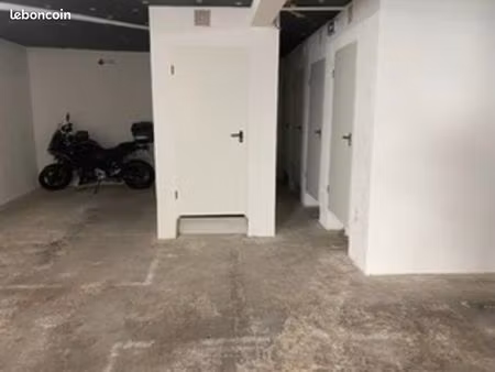 parking/box 1 pièce 4 m²