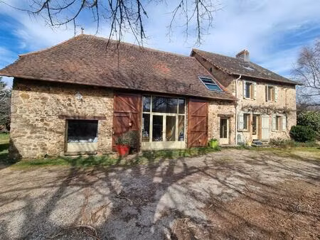 ensemble immobilier en pierres