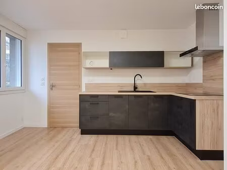 location studio 30 m² neuf laval hyper centre + balcon + ascenseur + local 510 /mois hc