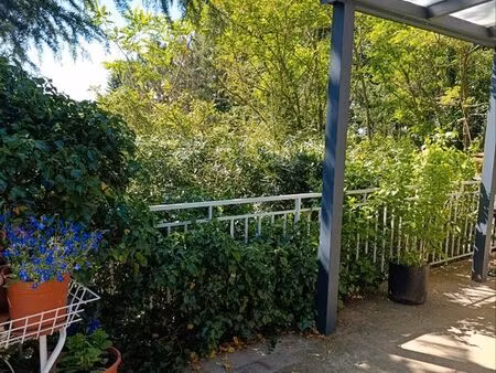 maison nichée dans la nature ?️